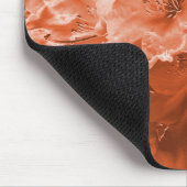 Vergrößerte Blume mit leichter Erleichterung, brau Mousepad (Ecke)