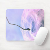 Vergrößerter Blick auf Samenzellen, die ein Ei Mousepad (Mit Mouse)