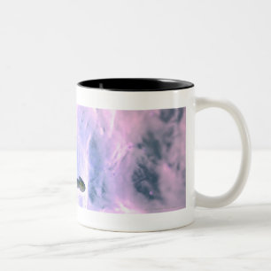 Vergrößerter Blick auf Samenzellen, die ein Ei Zweifarbige Tasse