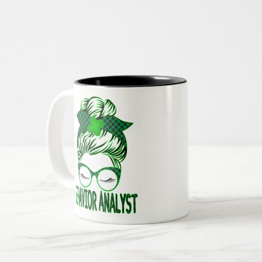 Verhaltensanalyst BCBA Messy Bun St Patrick's Day Zweifarbige Tasse (Vorderseite Links)