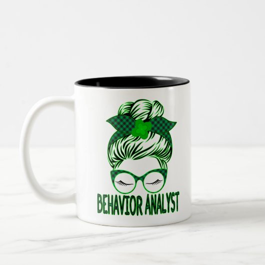 Verhaltensanalyst BCBA Messy Bun St Patrick's Day Zweifarbige Tasse (Links)