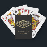 Verheiratet in der fabelhaften Las Vegas-Goldhochz Spielkarten<br><div class="desc">Diese einzigartigen und lustigen Gastgeschenk Hochzeiten "Verheiratet in Fabulous Las Vegas" sind mit einem Imitat Goldfolie Design inspiriert durch das Welcome to Las Vegas,  Nevada" Zeichen,  zusammen mit Monogramm Text,  der mit dem Namen des Paares und dem Hochzeitsdatum personalisiert werden kann. Die schwarze Hintergrundfarbe kann geändert werden.</div>