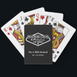 Verheiratet in der fabulous Las Vegas Black Weddin Spielkarten<br><div class="desc">Diese einzigartigen und lustigen, individuellen "Verheiratet in Fabulous Las Vegas" Gastgeschenk Hochzeit Spielkarten verfügen über ein Design, das durch das Welcome to Las Vegas, Nevada inspiriert wird, zusammen mit dem Monogramm Text, der mit dem Namen des Paares und dem Hochzeitstag personalisiert werden kann. Die Farben Schwarz und Weiß können geändert...</div>