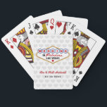 Verheiratet in Fabulous Las Vegas Wedding Monogram Spielkarten<br><div class="desc">Maßgeschneiderte "Verheiratet in Fabulous Las Vegas" Gastgeschenk Hochzeit Spielkarten mit einem Monogramm der Braut und Bräutigam Namen,  Hochzeiten und gemusterten Hintergrund. Schwarz,  Rot,  Blau,  Gelb und Grau.</div>