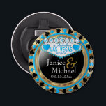 Verheiratet in Las Vegas - Baby Blue Flaschenöffner<br><div class="desc">Flaschenöffner. In einem verheirateten Design im Stil von Las Vegas mit einem Baby Blue und Imitate goldene metallische Optik bereit, um Sie zu personalisieren. Weitere Farben sind verfügbar. 📌 Wenn Sie weitere Anpassungen benötigen, klicken Sie bitte auf den Button "Weitere Anpassungen vornehmen" oder "Design anpassen oder bearbeiten" und verwenden Sie...</div>