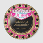 Verheiratet in Las Vegas - Danke - Pink Magnet<br><div class="desc">Casino Stil Magnet. Verheiratet in Las Vegas vielen Dank für die Teilnahme an diesem besonderen Tag mit uns in einem rosa, gold und schwarz Design. Ein großartiges Gastgeschenk für den Ehrengast oder Ihren Gast. Weitere Farben sind verfügbar. ✔ Hinweis: Nicht alle Vorlagenbereiche müssen geändert werden. 📌 Wenn Sie weitere Anpassungen...</div>