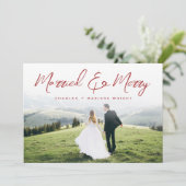 Verheiratet & Merry Brush Script Weihnachten Foto (Stehend Vorderseite)