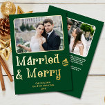 Verheiratet Merry Newlywed 1. Foto Grün Folien Feiertagskarte<br><div class="desc">Diese Verheiratete und fröhliche Grusskarte aus 2-Foto-Gold in Waldgrün ist die perfekte Art, um ein frisch verheiratetes Paar mit festlichem Schriftart und klassischen Urlaubstönen zu feiern. Auch eine personalisierte Botschaft auf der Rückseite. Die spielerische "Verheiratete und fröhliche" Botschaft ist eine nachdenkliche und sentimentale Art, gemeinsam die erste Urlaubssaison zu feiern....</div>