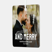 Verheiratet & Merry Newlywed Keepake Foto Ornament Aus Metall (Vorderseite links)