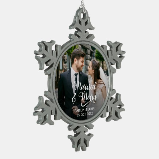 Verheiratet Merry Newlyweds Erstes Foto Schneeflocken Zinn-Ornament (Links)