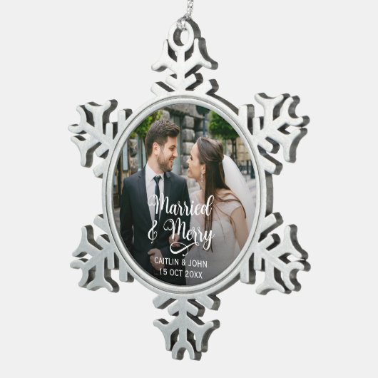 Verheiratet Merry Newlyweds Erstes Foto Schneeflocken Zinn-Ornament (Rechts)