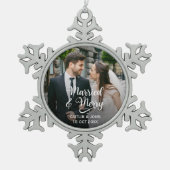 Verheiratet Merry Newlyweds Erstes Foto Schneeflocken Zinn-Ornament (Vorderseite)