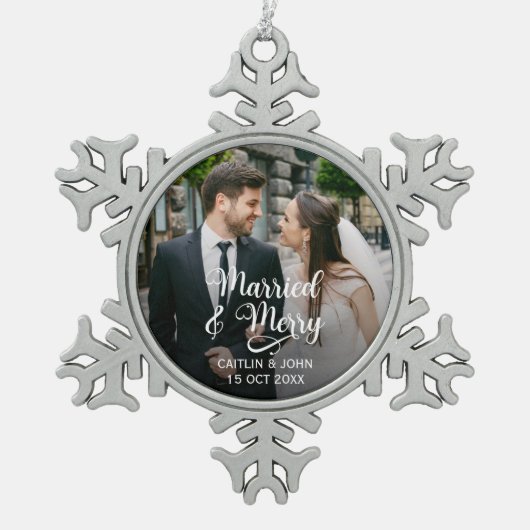 Verheiratet Merry Newlyweds Erstes Foto Schneeflocken Zinn-Ornament (Vorderseite)