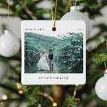 Verheiratet & Merry Newlyweds Foto Keepake Keramikornament<br><div class="desc">Stilvolle Weihnachtsbaumschmuck aus Foto mit klassischer Typografie "Verheiratet und Merry" in Schwarz auf einem schlichten,  minimalweißen Hintergrund. Foto,  Text,  Name/n und Jahr lassen sich leicht anpassen,  um diesen Ornament für Sie einzigartig und persönlich zu machen. Ein schlichtes,  minimalistisches und zeitgenössisches Weihnachtsdesign für Jungvermählte!</div>