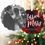 Verheiratet & Merry Script Rotes Kariertes Foto We Ornament Karte<br><div class="desc">Diese festlichen Papierschmuckkarten verfügen über ein großes Single-Foto auf der Kartenvorderseite. Auf der Rückseite ist ein gemütlicher karierter Hintergrund in Rot und Schwarz, ein großes EDITABLE-Skript, das in Weiß grüßt, und Ihr Text in einem klassischen Serif-Schriftart. Diese Ornamente bilden eine fantastische Urlaubskarte, die dann zu einem Sake wird, der auf...</div>
