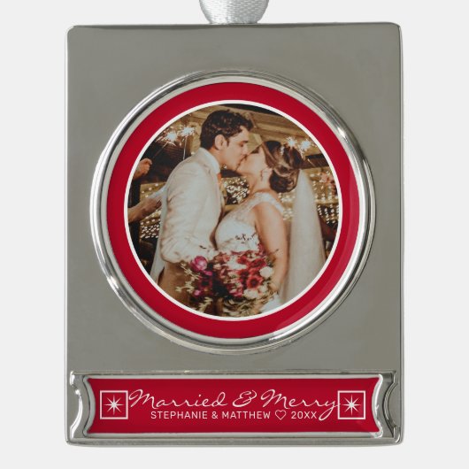 Verheiratet & Merry Wedding Foto Modernes Rotes Banner-Ornament Silber (Vorderseite)