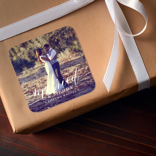 Verheiratet und froh quadratischer aufkleber