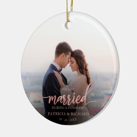 Verheiratet während einer Pandemie Foto Rose Gold  Keramik Ornament (Links)