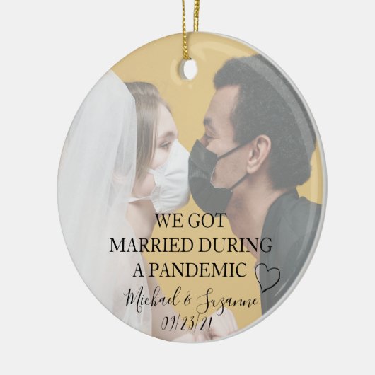 Verheiratet während eines Pandemie-Fotos der Covid Keramik Ornament (Links)