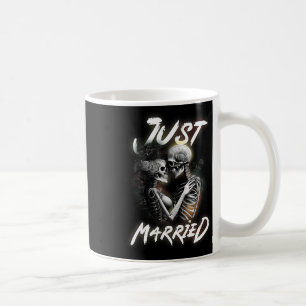 Verheiratete Halloween-Skelettbräune und Groomehe Kaffeetasse