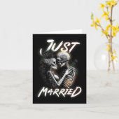 Verheiratete Halloween-Skelettbräune und Groomehe Karte (Gelbe Blume)