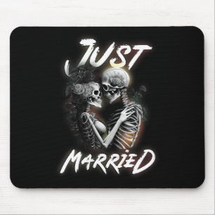 Verheiratete Halloween-Skelettbräune und Groomehe Mousepad