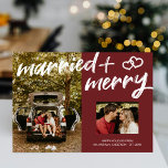 Verheiratete Merry Xmas Brush Script Neuigkeiten F Feiertagskarte<br><div class="desc">Feiern Sie ein paar Weihnachten mit dieser "Verheirateten Merry Xmas Brush Script Newlyweds Fotos Holiday Card". Mit zwei individuell gestaltbaren Fotos der Neuvermählten, die im Kofferraum eines offenen Wagens sitzen, strahlt diese Karte Wärme und Freude aus. Der elegante, große "Verheiratete Merry" Text in einem modernen, weißen Pinselskript verbindet sich mit...</div>