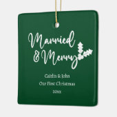 Verheiratete und fröhliche erste Weihnachtsgrün Keramikornament (Links)
