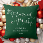 Verheiratete und fröhliche erste Weihnachtsgrün Kissen<br><div class="desc">Sie suchen eine Möglichkeit, Ihren Lieben das erste Weihnachtsfest als verheiratetes Paar extra zu machen? Unser "Unser erstes Verheiratetes und gemütliches" Kissen in Waldgrün ist die perfekte Geschenkidee! Mit seinem sauberen und modernen Schriftart und den klassischen Ferienfarben fügt dieses Kissen eine festliche Touch zu jedem Dekor der Zuhause hinzu. Die...</div>