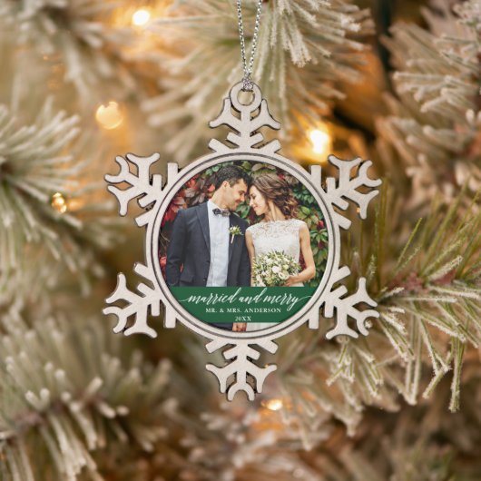 Verheiratete und fröhliche Hochzeitskalligrafie Gr Schneeflocken Zinn-Ornament (Baum)