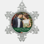 Verheiratete und fröhliche Hochzeitskalligrafie Gr Schneeflocken Zinn-Ornament (Vorderseite)