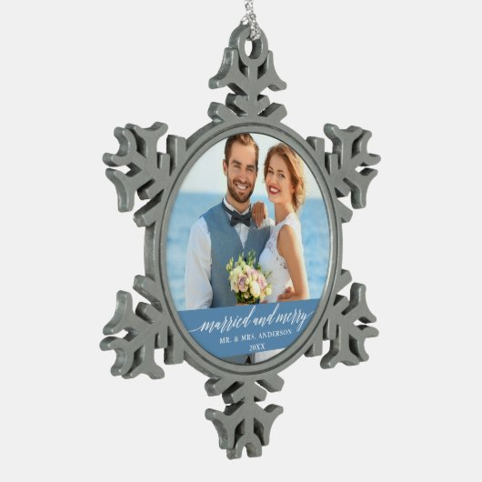 Verheiratete und fröhliche Hochzeitskalligrafie Li Schneeflocken Zinn-Ornament (Links)