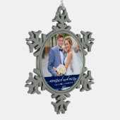 Verheiratete und Merry Wedding Calligraphy Blue Schneeflocken Zinn-Ornament (Links)