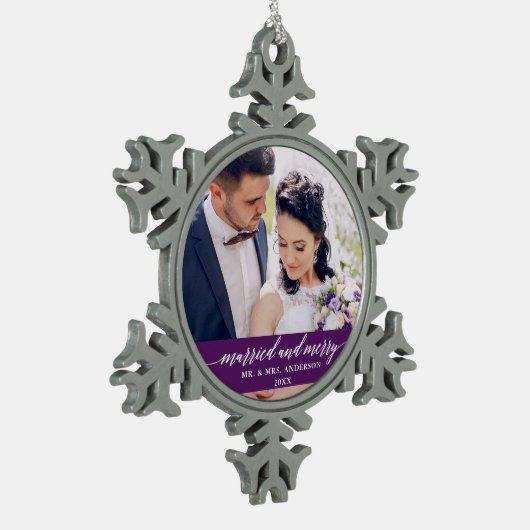 Verheiratete und Merry Wedding Calligraphy Lila Schneeflocken Zinn-Ornament (Links)