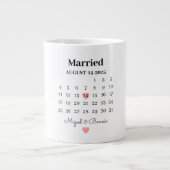 Verheirateter Kalender Personalisierter Hochzeitst Jumbo-Tasse (Vorderseite)
