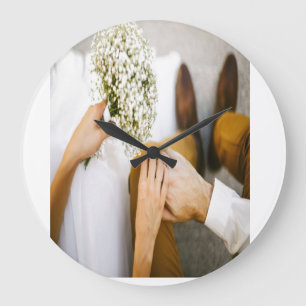 Verheiratetes Paar Händchen Große Wanduhr
