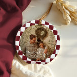 Verheiratetes Retro-Checkerboard Neu verheiratetes Keramik Ornament<br><div class="desc">Mit diesem charmanten zweiseitigen, fröhlich verheirateten Foto-Ornament lassen Sie Ihre ersten Weihnachten unvergesslich werden. Mit einem nostalgischen Schachbrettmuster, das die warme, retro-boho Ästhetik perfekt einnimmt, ist dieses Sake-Ornament eine wunderschöne Art, ihr besonderes Jahr zu begehen. Dieses Dekor ist ideal zum Hängen am Weihnachtsbaum oder zur ganzjährig stattfindenden Ausstellung. Es verbindet...</div>