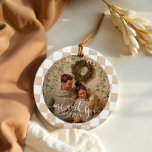 Verheiratetes Retro-Checkerboard Neu verheiratetes Keramik Ornament<br><div class="desc">Mit diesem charmanten zweiseitigen, fröhlich verheirateten Foto-Ornament lassen Sie Ihre ersten Weihnachten unvergesslich werden. Mit einem nostalgischen Schachbrettmuster, das die warme, retro-boho Ästhetik perfekt einnimmt, ist dieses Sake-Ornament eine wunderschöne Art, ihr besonderes Jahr zu begehen. Dieses Dekor ist ideal zum Hängen am Weihnachtsbaum oder zur ganzjährig stattfindenden Ausstellung. Es verbindet...</div>