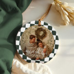 Verheiratetes Retro-Checkerboard Neu verheiratetes Keramik Ornament<br><div class="desc">Mit diesem charmanten zweiseitigen, fröhlich verheirateten Foto-Ornament lassen Sie Ihre ersten Weihnachten unvergesslich werden. Mit einem nostalgischen Schachbrettmuster, das die warme, retro-boho Ästhetik perfekt einnimmt, ist dieses Sake-Ornament eine wunderschöne Art, ihr besonderes Jahr zu begehen. Dieses Dekor ist ideal zum Hängen am Weihnachtsbaum oder zur ganzjährig stattfindenden Ausstellung. Es verbindet...</div>