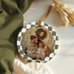 Verheiratetes Retro-Checkerboard Neu verheiratetes Keramik Ornament<br><div class="desc">Mit diesem charmanten zweiseitigen, fröhlich verheirateten Foto-Ornament lassen Sie Ihre ersten Weihnachten unvergesslich werden. Mit einem nostalgischen Schachbrettmuster, das die warme, retro-boho Ästhetik perfekt einnimmt, ist dieses Sake-Ornament eine wunderschöne Art, ihr besonderes Jahr zu begehen. Dieses Dekor ist ideal zum Hängen am Weihnachtsbaum oder zur ganzjährig stattfindenden Ausstellung. Es verbindet...</div>