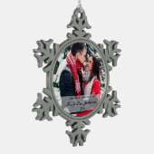 Verheiratetes und fröhliches Erstes WeihnachtsFoto Schneeflocken Zinn-Ornament (Links)