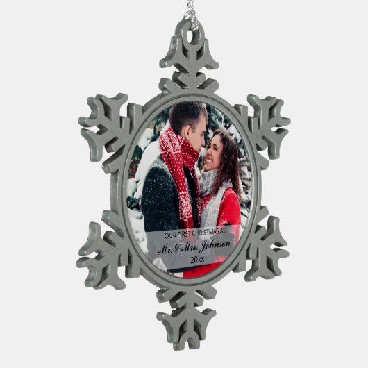 Verheiratetes und fröhliches Erstes WeihnachtsFoto Schneeflocken Zinn-Ornament (Links)