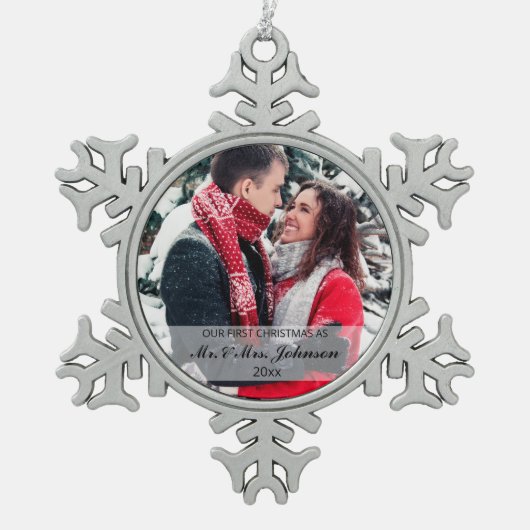 Verheiratetes und fröhliches Erstes WeihnachtsFoto Schneeflocken Zinn-Ornament (Vorderseite)