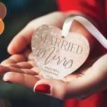 Verheiratetes und lustiges goldfarbenes Foto Ornament<br><div class="desc">Schöne und magische Neuvermählte haben einfach nur Keepake Foto-Ornament zu Ehren Ihrer Ehe geheiratet. Das Design ist mit einem goldenen Imitat-Hintergrund mit weißen Tinkelleuchten versehen. "Verheiratet & Merry" wird in eleganter Schrift- und Serifentypografie angezeigt" Mit Namen,  Jahr und einem besonderen Hochzeitsfest-Foto auf der Rückseite des Ornaments individuell gestalten.</div>