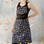 Veri Peri Lila Black Leopard-Druck mit Namen Schürze<br><div class="desc">Mit dieser farbenfrohen Drehung auf dem klassischen Leopardenprint geht es ein wenig wild. Das lila Design mit goldfarbenen und schwarzen Flecken (Perkellblau mit violett lila Obertönen) ist eine Farbe des Jahres. Ihr Name ist in Gold auf einer schwarzen Band geschrieben, die in Gold umrahmt ist. Dieses Design ist ein wenig...</div>