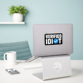 Verified Idiot Social Abzeichen Parody Aufkleber (Laptop auf Schreibtisch)