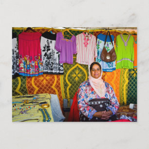 Verkäuferin am Markt Postkarte