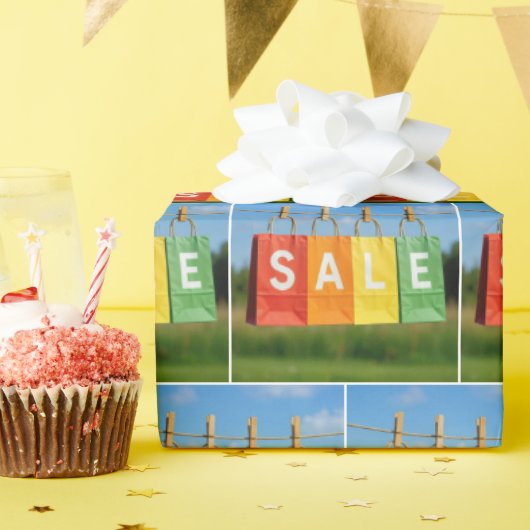 Verkaufseinkaufstaschen an einer Wäscheleine Geschenkpapier (Geburtstagsparty)