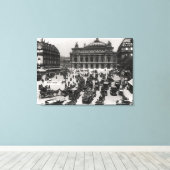Verkehr vor der Pariser Oper Leinwanddruck (Insitu (Holzboden))