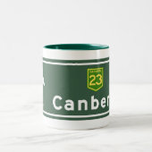 Verkehrsschild Canberras, Australien Zweifarbige Tasse (Mittel)